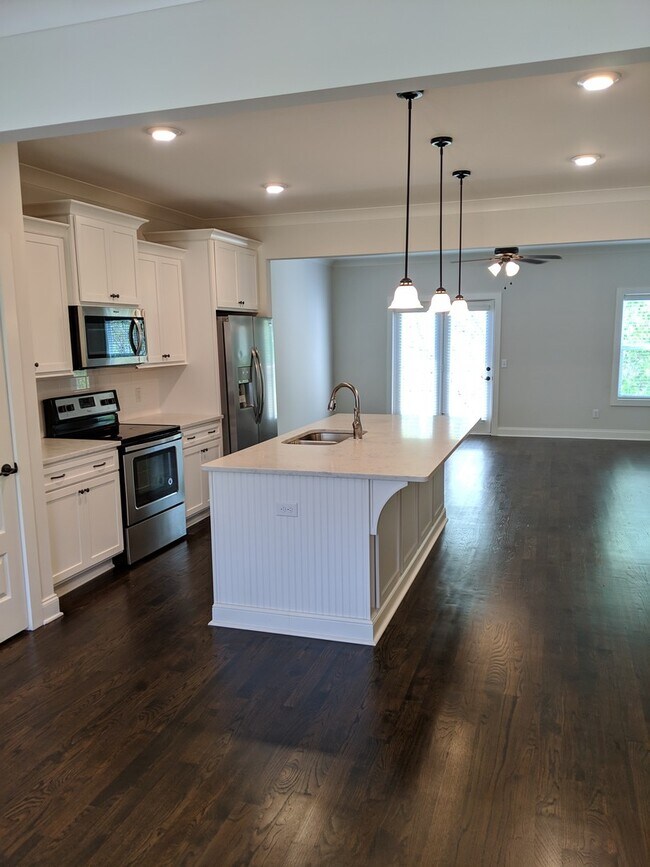 Foto del edificio - 4 Bedroom Townhome - Lenox Creekside