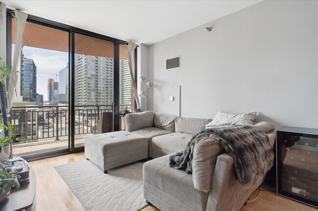 Foto del edificio - 330 N Jefferson St