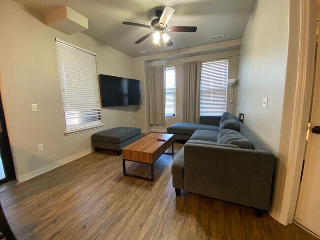 Foto del edificio - $1,600 | 1 Bedroom, 1 Bathroom Condo | No ...