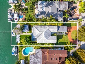 Building Photo - 950 S Shore Dr