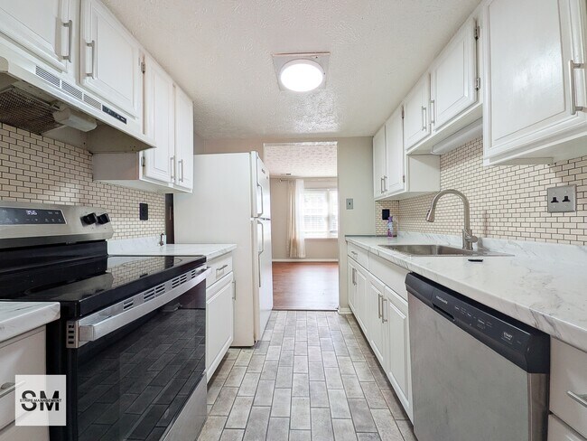 Foto del edificio - 14505 Farmcrest Pl