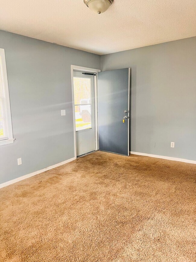 Building Photo - 3 Bedroom Home - Available Now!