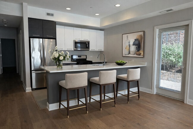 Building Photo - 833 Laurel Ave