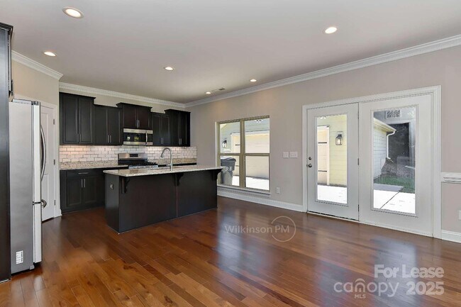 Foto del edificio - 8765 Aspinwall Dr