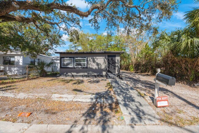Building Photo - Cute 4bdrm/2bath house ** Section 8 Prefer...