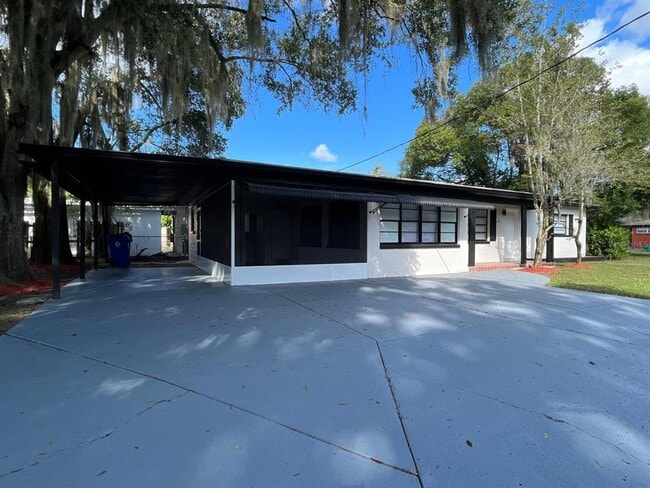 Building Photo - 415 W Oak Dr