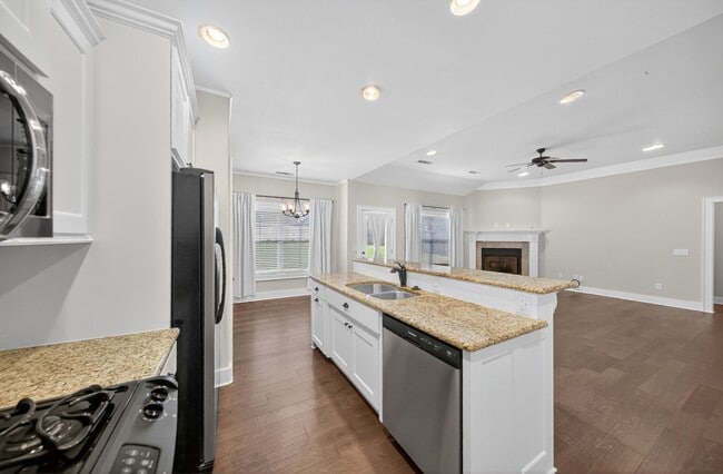 Foto del edificio - Great Home in Qiuet Friendly Neighborhood ...