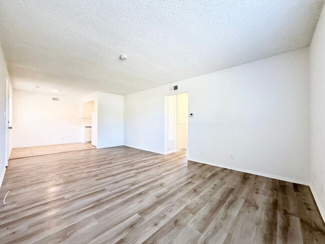 Building Photo - Single Level Duplex!