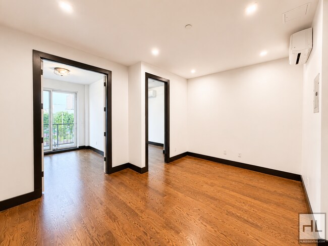 Foto del edificio - IRVING AVENUE / Spacious Bushwick 2-Bed