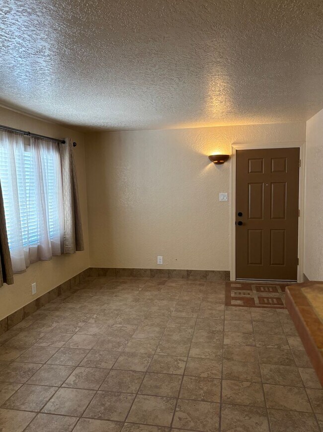Building Photo - NEWLY REMODELED 1 BED 1 BATH