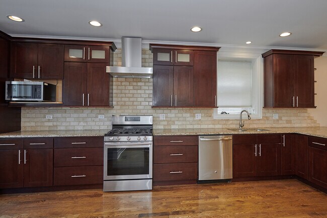 Foto del edificio - 3639 N Troy St