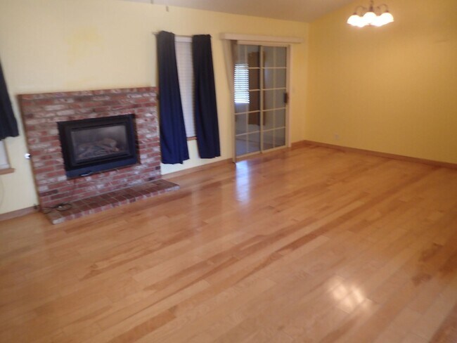 Foto del edificio - Beautiful single family home with 2 car garage and metal building storage