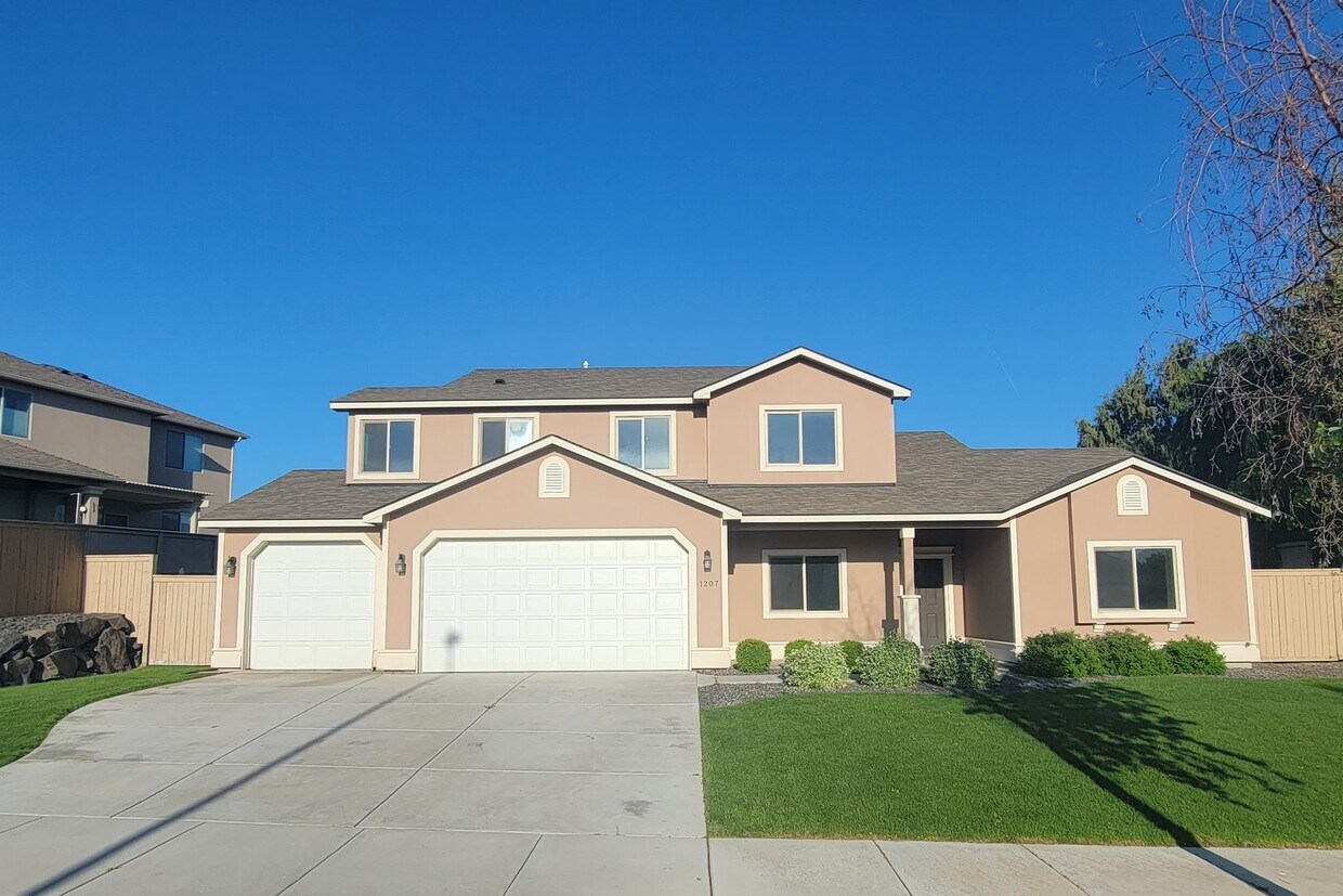 Foto principal - Gorgeous 5 bedroom in Quiet Kennewick Neig...