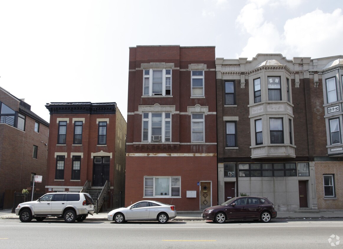Foto del edificio - 1753 W Augusta Blvd