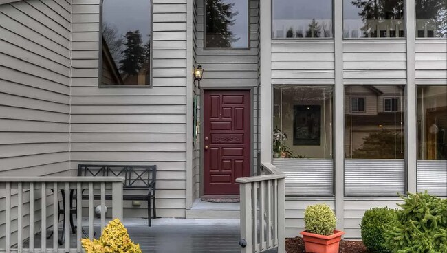 Foto del edificio - 4bd/3ba HUGE Home w/Hardwood Floors, Russian Fireplace, 2-Car Garage & Fenced Back Yard!