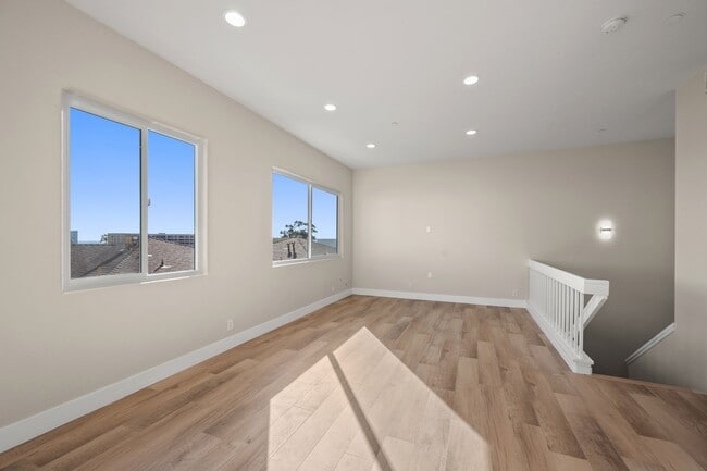 Foto del edificio - Stunning Remodeled Condo with Views in Banker's Hill