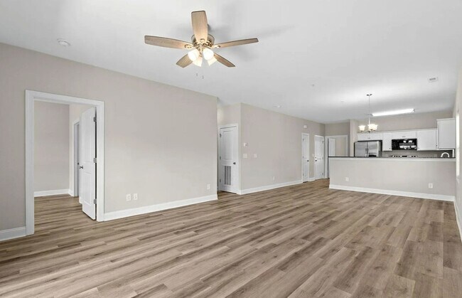Foto del edificio - First Floor Comfort Meets Picture Perfect Pond Views