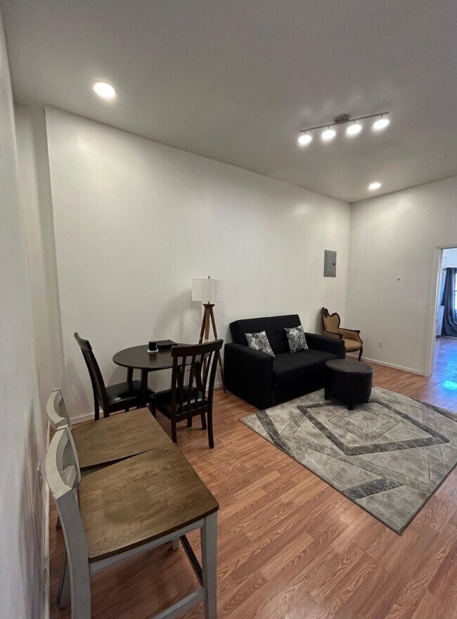 Foto del edificio - 808 Nostrand Ave