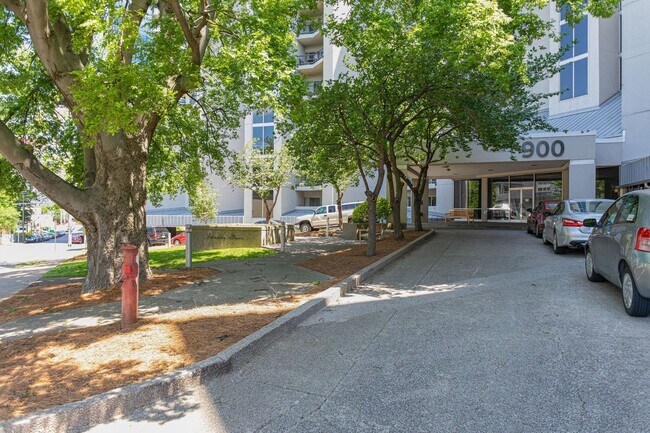 Building Photo - AVAILABLE JANUARY 3RD - JULY 31ST 2026. $1...