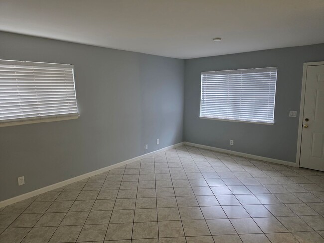 Building Photo - 2 bedrrom 1 bath