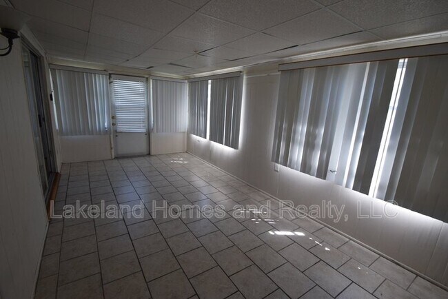 Foto del edificio - 519 Skyline Dr W