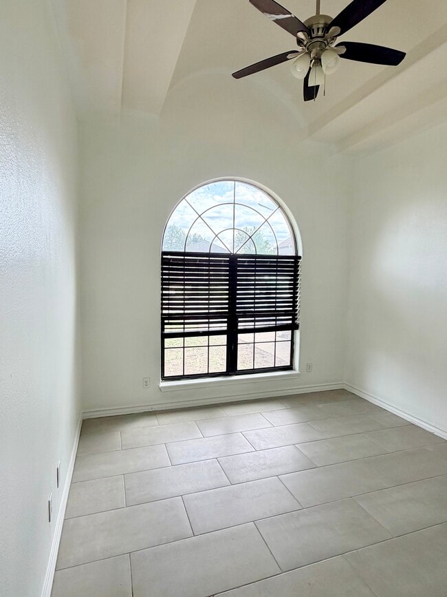 Building Photo - 1707 Crown Pointe Blvd