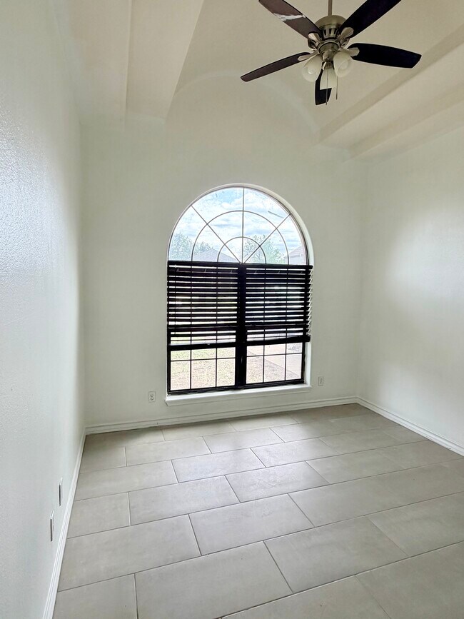 Foto del edificio - 1707 Crown Pointe Blvd