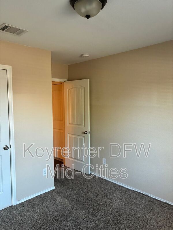 Foto del edificio - 1904 Meadow Crest Dr
