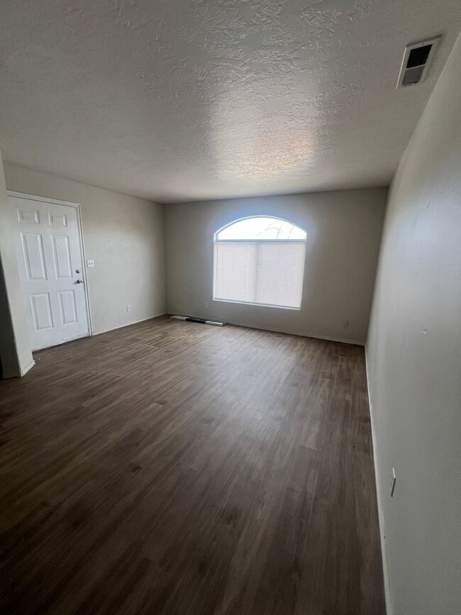 Building Photo - Beautifully refreshed 3 bed 2 bath apartme...
