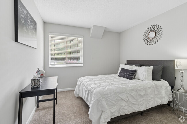 2BR, 1BA - 770SF - Secondary Bedroom - Estes Park - Students Save Up To 10%!