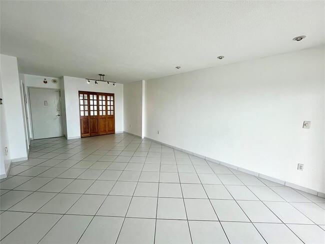 Building Photo - 400 Kings Point Dr