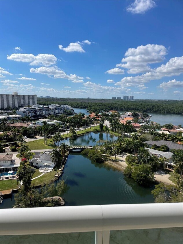 Foto principal - 16500 Collins Ave