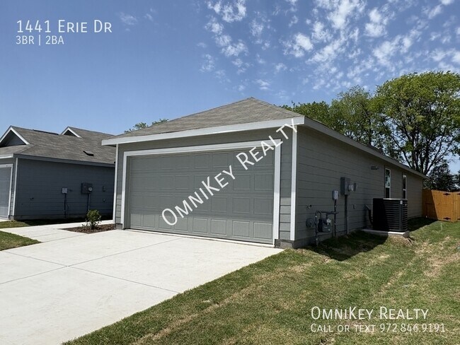 Building Photo - 1441 Erie Dr