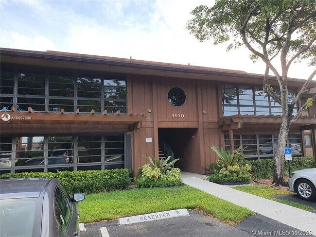 Foto del edificio - 4970 NW 102nd Ave