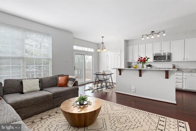 Foto del edificio - 13340 Colchester Ferry Pl