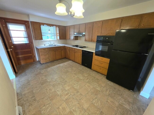 Building Photo - 3 Bedroom, 2 Bath House on Brink Avenue