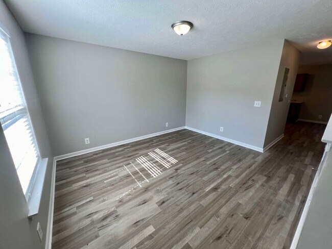 Building Photo - *Newly Renovated* 2 Bed, 1.5 Bath Duplex i...