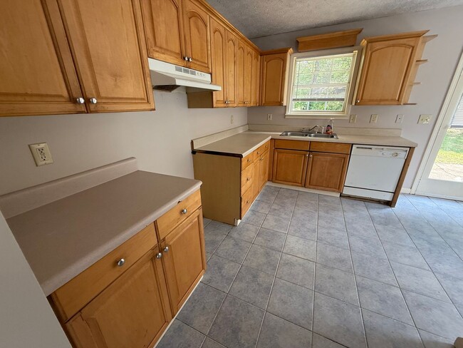 Building Photo - 3 Bedrooms, 2 Bathrooms - Home in West Rome!