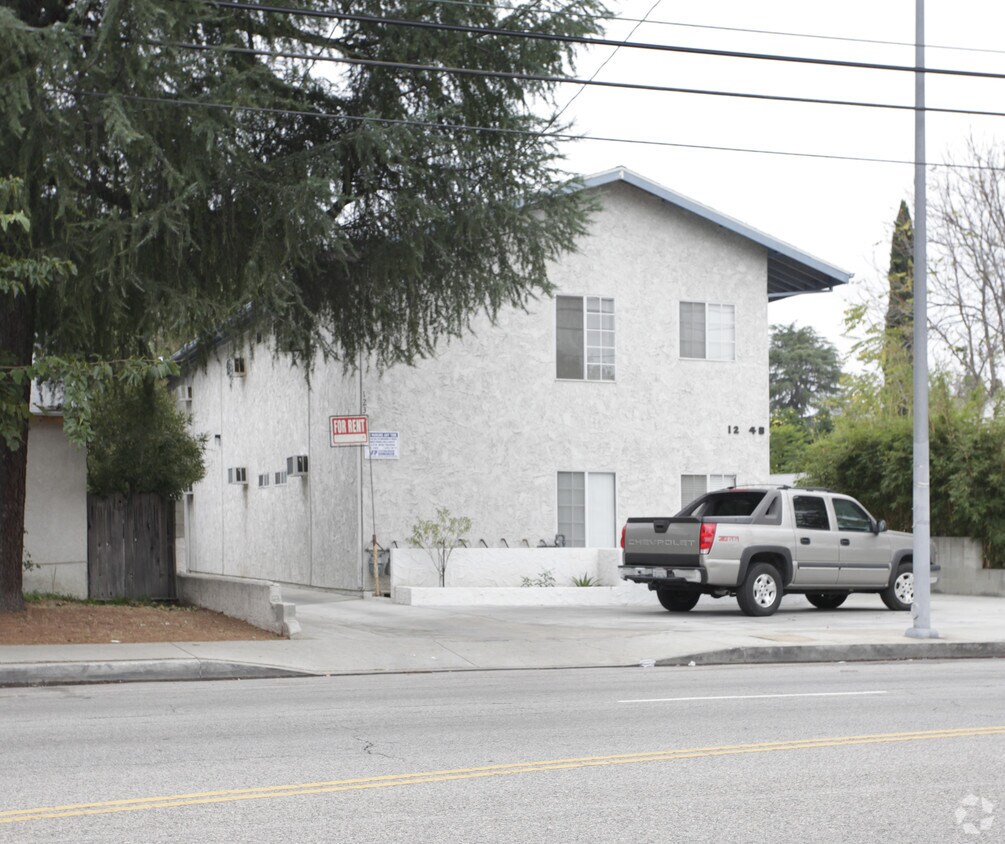 Building Photo - 12348 Oxnard St