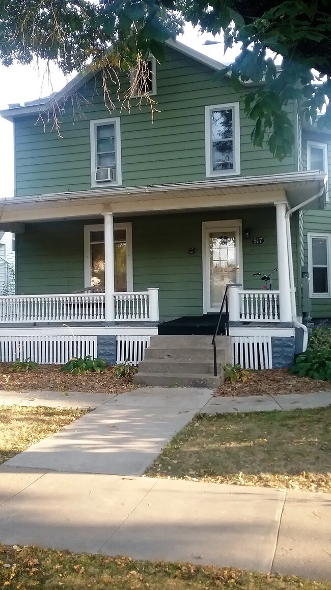 517 Iowa Ave Unit 4 Iowa City Ia 52240 Apartment For Rent In