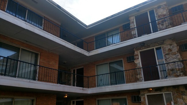 Foto del edificio - 1509-1515 E State St