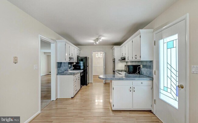 Building Photo - 6615 Lone Oak Dr