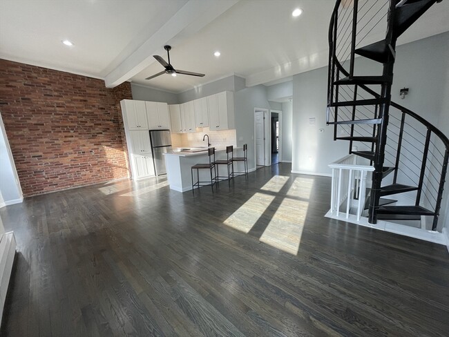 Building Photo - 285 Dorchester St