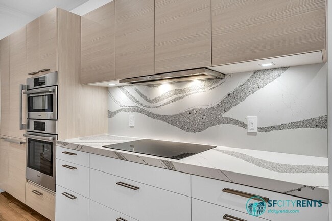 Building Photo - Russian Hill: Recently Remodeled Flat with In-Unit Washer & Dryer & A/C