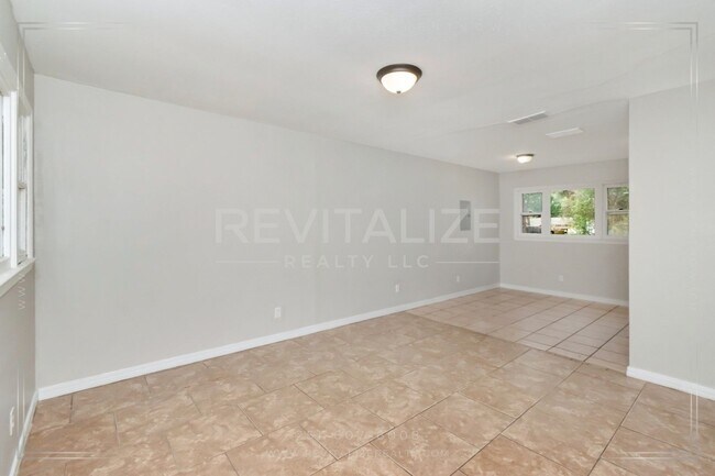 Foto del edificio - 3 Bed/1 Bath Home with Large Yard and Fence!