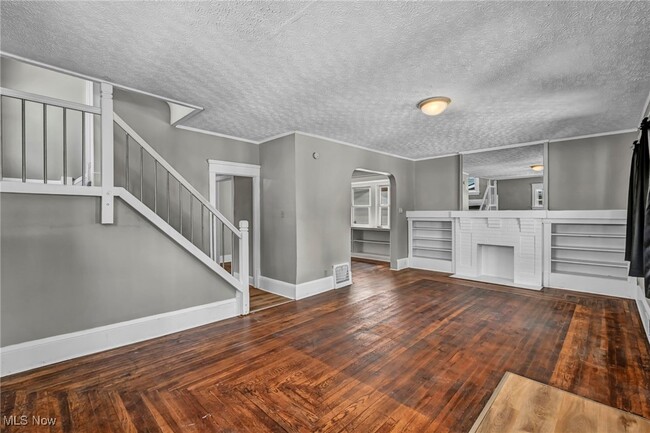 Building Photo - 906 Delia Ave