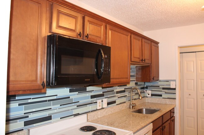 Building Photo - 2311 Pimmit Dr