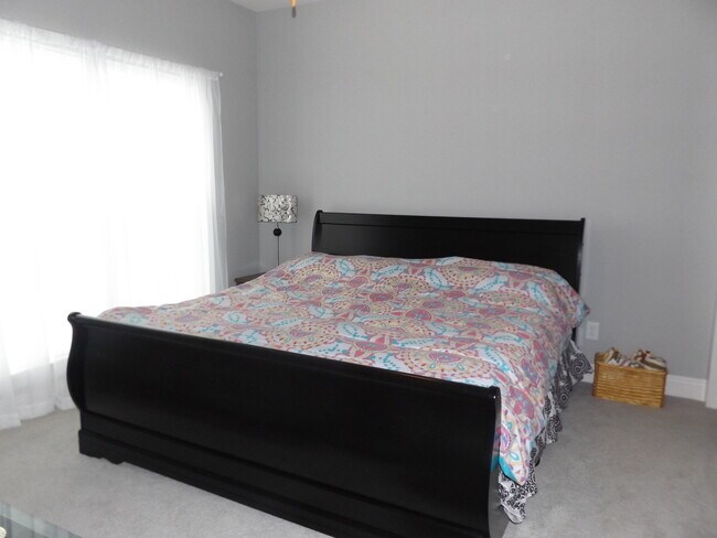 Building Photo - LAKEFRONT HOME