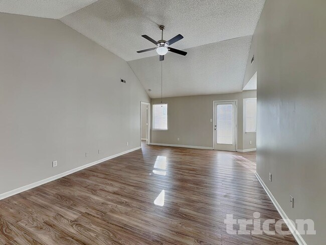 Foto del edificio - 2736 Daffodil Dr