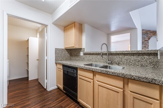 Foto del edificio - 950 Seven Hills Dr